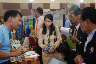 Muhamad Azree explaining the product to the judges