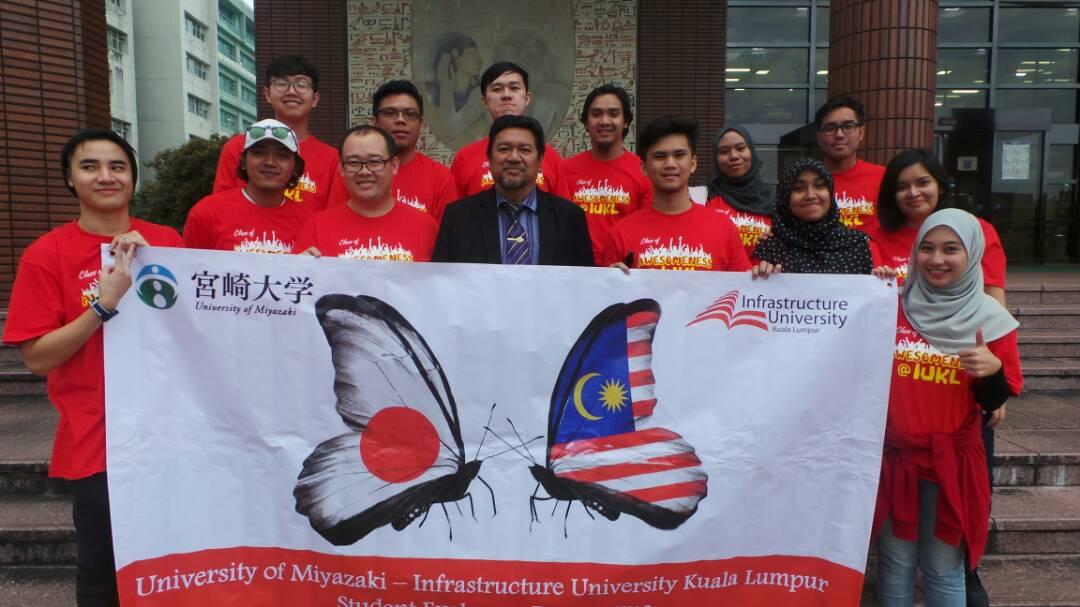 Roslan-black-coat-Harold-third-left-with-IUKL-Students-Exchange-Programme-at-Miyazaki-University-Japan-recently.