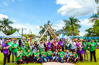 Lecturers and students from the Faculty of Architecture and Built Environment, IUKL with Roslan (centre red shirt) at the Student Village, KLOBS 2017.