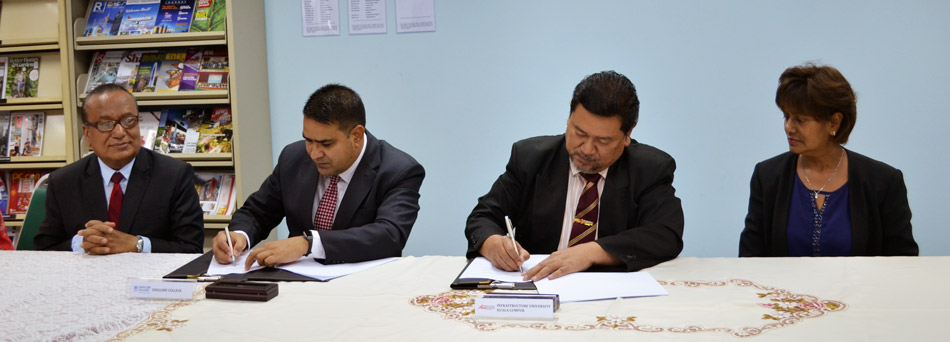 Uniglobe-College-Principal-signing-the-MOU-with-IUKL
