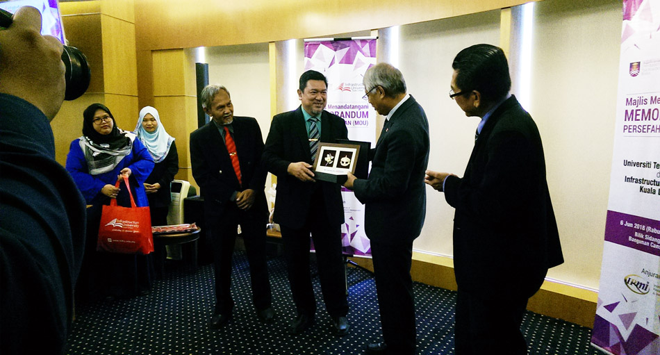 IUKL-Signs-MoU-with-UiTM-01