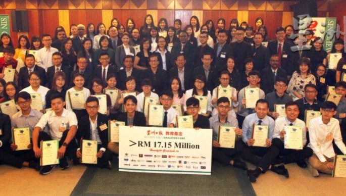 陈友信（第三排左八）颁发星洲日报教育基金予受惠学生后，与各大专院校代表及全体学生合照。第三排左二起为陈星星、颜彣澔、吴志强、陈金泉、卜佛海及许春；右五起为李馥彦、帕特里克、张秀丽、曾俊萍及孔令龙。（图：星洲日报）