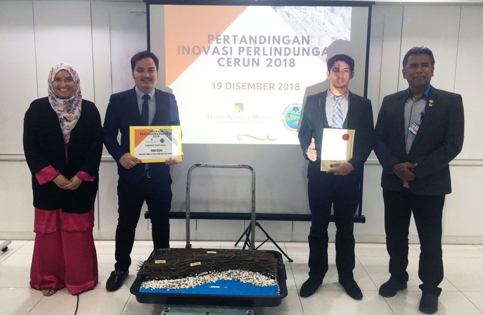 IUKL-Students-win-Gold-Award-in-River-Bank-and-Slope-Innovation-Competition-01 From left, Nor Farhanah Ab. Ghulam, Mohd. Hijran Farihin, and Wan Mohd Amirul Muslim with the one of the panelist, Dato’ Prof. Dr. Ir. Othman Abdul Karim from UKM.