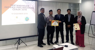 Prize giving ceremony, from left Dato' Prof. Dr. Ir. Othman Abdul Karim, Dato' Prof. Dr. Ir. Wan Hamidon Wan Badaruzzaman, Chairman of Smart and Sustainable Township Research Centre (SUTRA), UKM, Mohd. Hijran, Wan Amirul Muslim and Nor Farhanah Ab. Ghulam.