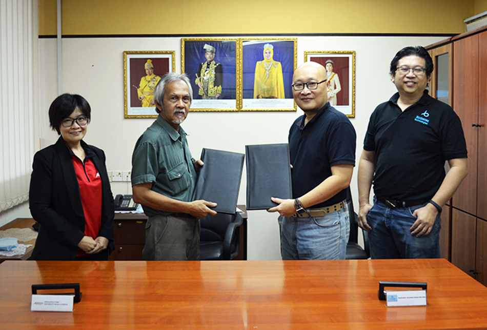 Official Memorandum of Agreement (MoA) signing ceremony between IUKL and BioGenes Technologies Sdn. Bhd. From left Assoc. Prof. Dr. Kong Wei, Deputy Vice-Chancellor IUKL, Prof. Dr. Ideris Zakaria, President & Vice-Chancellor IUKL, Mr. Tang Kok Mun, CEO, BioGenes Technologies Sdn. Bhd., Mr. Cheng Kim Sing, Director, BioGenes Technologies Sdn. Bhd.