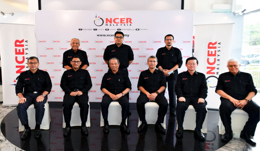prime-minister-visit-to-booths-of-ncer-service-providers-at-pangkor-island-04