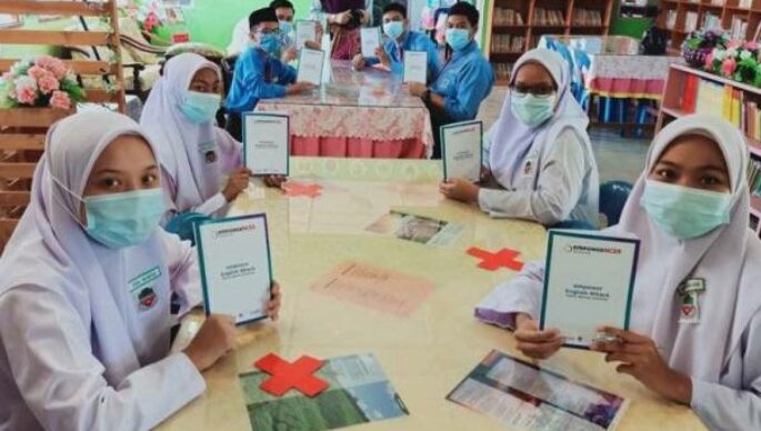 Sebahagian pelajar dan guru mengikuti modul pembelajaran empowerNCER Akademik.