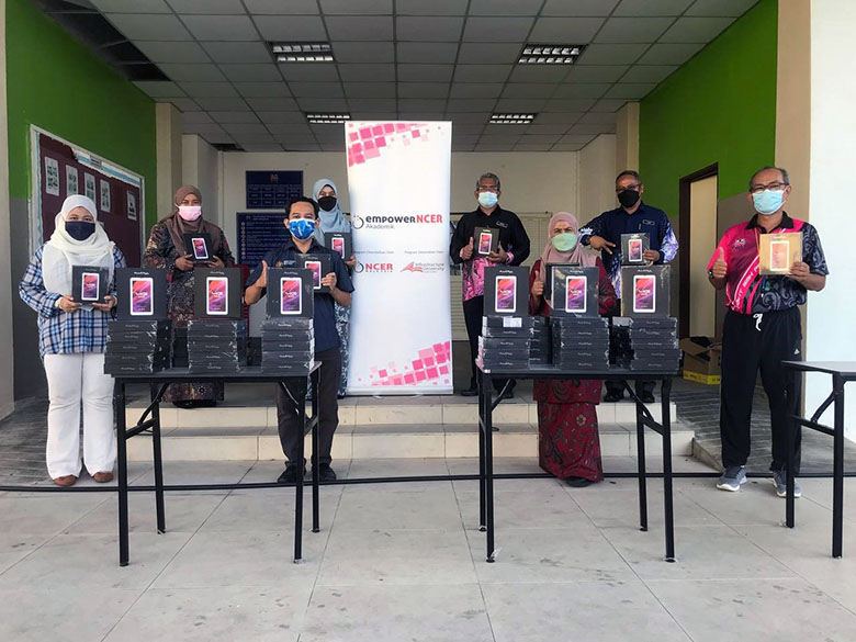 iukl-contributes-to-tablet-distribution-to-15-secondary-schools-in-5-districts-under-empowerncer-academic-programme-01