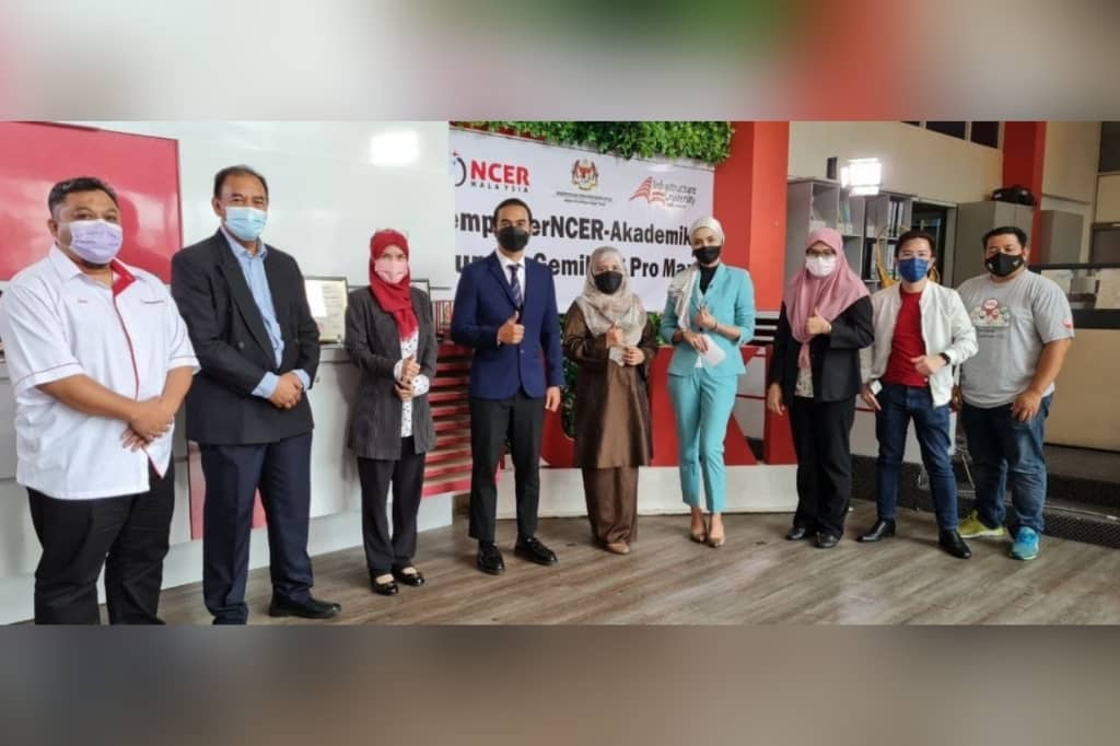 IUKL, NCIA bimbing calon SPM daripada keluarga B40 Noor Inayah (lima dari kanan) bersama kakitangan IUKL pada majlis meraikan kejayaan peserta Program empower NCER-Akademik SPM 2020 negeri Perak secara atas talian baru-baru ini.