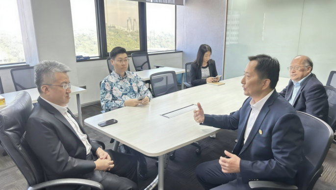 深化中马教育科技合作 马来西亚财政部副部长刘镇东会见陈孝云主席一行