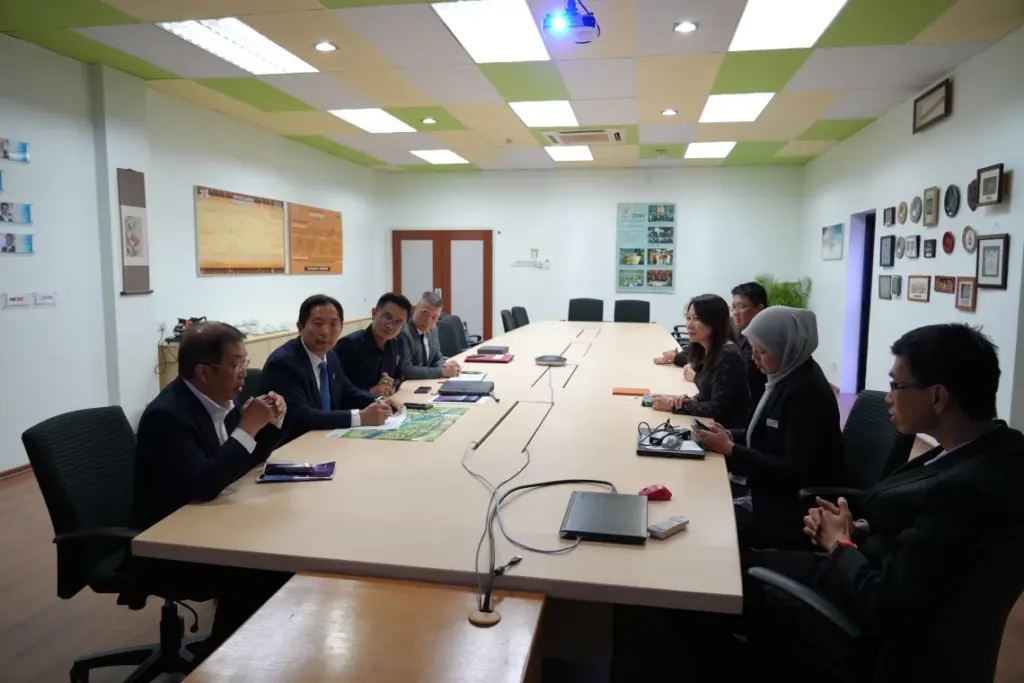 为打通产学研用全链条，双方敲定八大核心合作领域，构建全方位协作体系。合作内容涵盖教学协同、产学研项目推进、文凭与学位课程衔接、知识高效转移，同时拓展中马教育科技文化及学生交流，围绕人工智能、智能制造、新能源开展战略联合研究，并深化研究生联合指导与论文发表合作，形成多层次、立体化的协作格局。