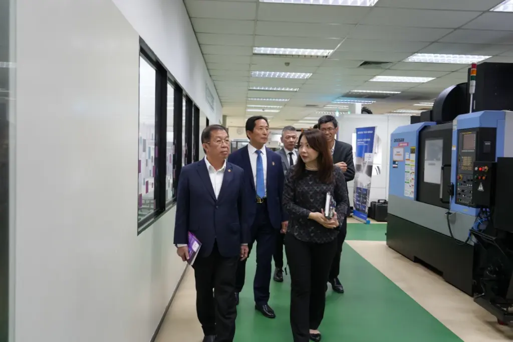 作为马来西亚首所技术发展中心，PSDC深耕人才培养领域三十余载，是槟城标杆性顶尖技术学院，始终肩负着为区域输送人才、充实人力资源的重任。此次与吉隆坡科技大学合作，PSDC将增设人工智能、智能制造、新能源等前沿课程，进一步强化槟城科技人才技能储备，为当地科技发展夯实人才根基。据了解，自成立以来，PSDC累计开设超1万个培训课程，为槟城输送超过25万名职场人才，合作联盟汇聚280余家企业，产业资源整合与人才培养能力备受认可。