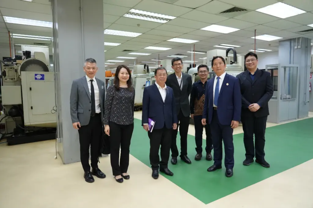 作为马来西亚首所技术发展中心，PSDC深耕人才培养领域三十余载，是槟城标杆性顶尖技术学院，始终肩负着为区域输送人才、充实人力资源的重任。此次与吉隆坡科技大学合作，PSDC将增设人工智能、智能制造、新能源等前沿课程，进一步强化槟城科技人才技能储备，为当地科技发展夯实人才根基。据了解，自成立以来，PSDC累计开设超1万个培训课程，为槟城输送超过25万名职场人才，合作联盟汇聚280余家企业，产业资源整合与人才培养能力备受认可。