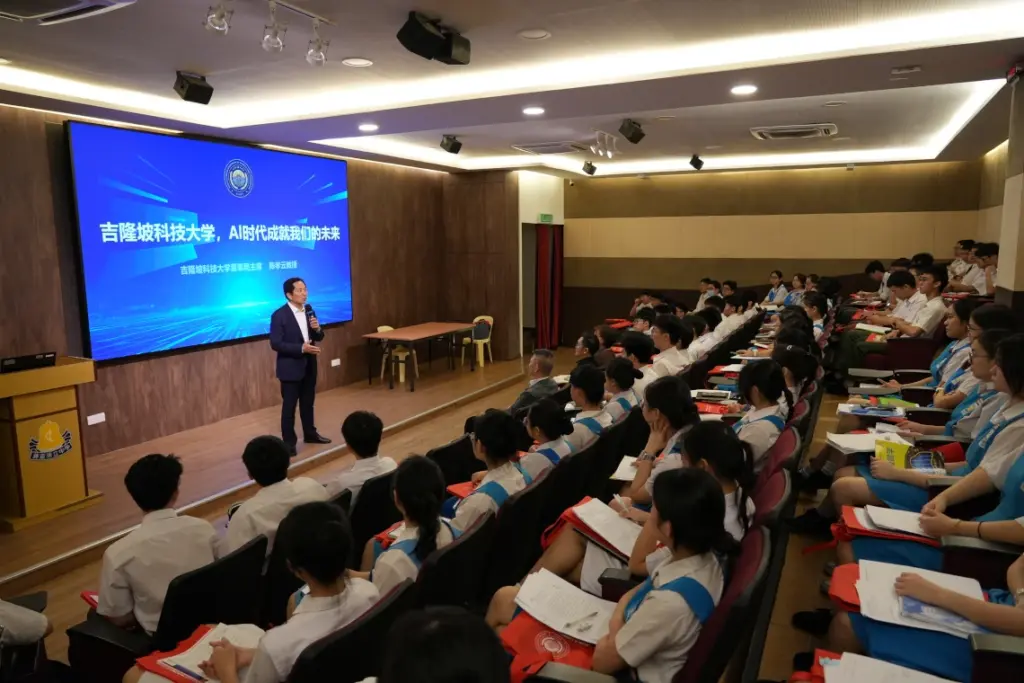 在当天槟城钟灵独中举办“未来AI世界的发展”专题讲座上，陈孝云主席指出，未来十年是马来西亚AI产业发展的关键期，青年学子正是推动AI产业崛起的核心力量。安华首相已明确擘画2030年建成AI国家的蓝图，青年不是AI时代的旁观者，而是创造者与引领者。AI正从工具升级为智慧伙伴，从拼规模转向拼智慧，从单一功能走向多模态协同，更将重塑学习与生活。他鼓励广大学子保持好奇心与学习热情，坚守创造力、同理心等核心能力，提前规划AI催生的新职业，同时坚守AI伦理底线，以青春之力拥抱AI时代，与AI同行共创智能未来。