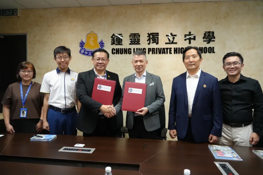 在随后举行的吉隆坡科技大学与槟城钟灵独中座谈交流会暨合作备忘录签署仪式上，陈孝云主席高度赞扬了钟灵独中在吴维城校长带领下的办学理念与教学成果，对学校将优秀传统文化融入教育教学全过程的做法表示认同。他指出，双方合作聚焦AI数字化教学，吉科大将派遣专业师资授课，还计划捐赠智能机器人，助力学校搭建前沿教学场景。他表示，目前吉科大已与槟城技术发展中心（PSDC）达成深度合作，引入软通动力、华为、海尔卡奥斯等中国优秀科技技术，搭建汇聚280余家企业的全球合作平台，推动企业技术升级与产业转型。