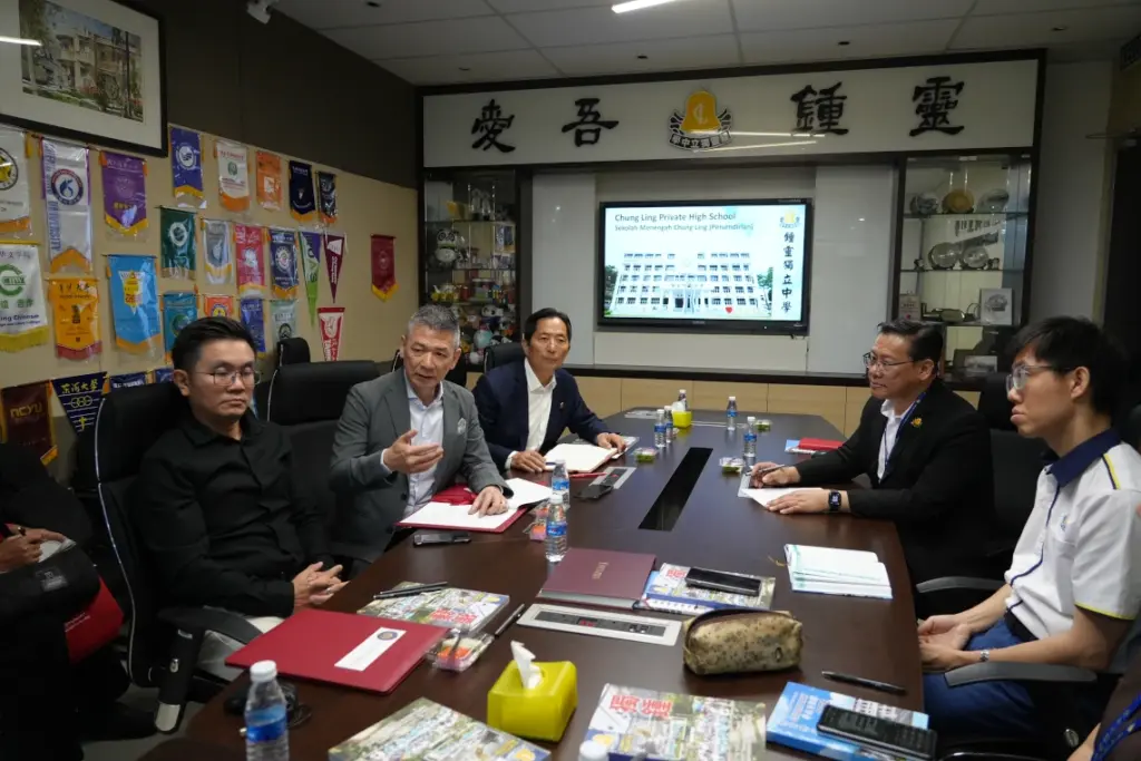 吉隆坡科技大学执行校长吴泽林教授详细解读了双方合作蓝图，明确将推进四项核心举措：一是引进AI、新能源等20余项前沿课程，夯实中学生人才培养根基；二是持续加大奖学金投入，精准培育适配AI时代的创新型人才；三是为学生搭建清晰的成长指引体系，助力其明确学习方向与职业目标；四是推动两地师生常态化互访考察与深度交流，实现教育资源互通共享。随后，吴维城校长与吴泽林教授正式签署合作备忘录，标志着双方合作进入实质性推进阶段。