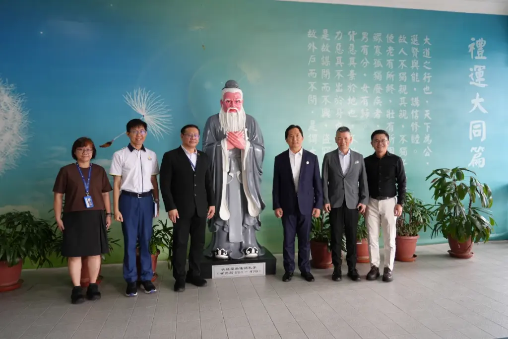 出席此次活动的还有吉隆坡科技大学工程、科学与技术学院副院长兼校务处副主任潘建佑博士，钟灵独中副校长陈万德、辅导处主任张智玲等，共同见证双方携手探索AI人才培养的崭新起点。