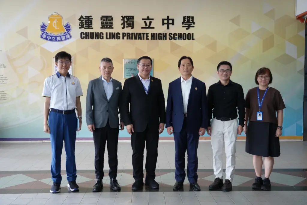 出席此次活动的还有吉隆坡科技大学工程、科学与技术学院副院长兼校务处副主任潘建佑博士，钟灵独中副校长陈万德、辅导处主任张智玲等，共同见证双方携手探索AI人才培养的崭新起点。