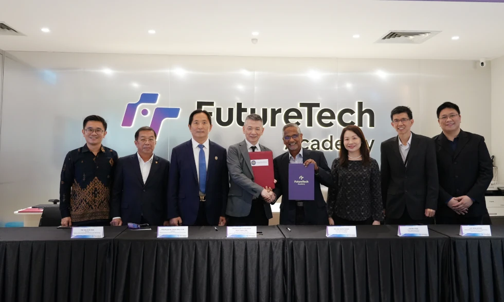 在槟城期间，陈孝云主席一行在槟州华人大会堂主席丹斯里陈坤海博士上校的陪同下参观了槟州华人大会堂、槟城阅书报社孙中山纪念馆等文化地标。陈孝云主席还受邀走进槟城钟灵独中，为莘莘学子带来《未来AI世界的发展》主题演讲。此外，吉隆坡科技大学与槟城技术发展中心（PSDC）正式签署合作培训人才协议。（图/文 关云瑞）