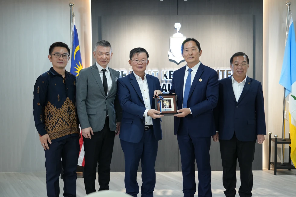 此次会见是吉科大国际化发展与本土化实践深度融合的生动体现。一直以来，吉科大秉承产教融合与国际合作双轮驱动，与世界200多所知名高校建立深度合作关系，携手华为、软通动力、海尔等知名科技企业，在校内打造AI研究中心、产业学院等前沿平台，构建起产学研用一体化生态。吉科大锚定AI与数字未来赛道，创新推出“三九育人”人才培养模式，搭建“四梁八柱”育人架构，聚焦培养科技、教育、商界、政治四大领域培育精英人才，打造八大支撑平台，形成完备的人才培养与成果转化体系，为服务区域发展、国家战略积累丰富经验。