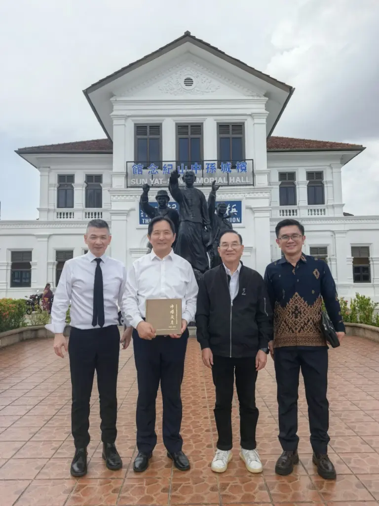 在槟城期间，陈孝云主席一行在槟州华人大会堂主席丹斯里陈坤海博士上校的陪同下参观了槟州华人大会堂、槟城阅书报社孙中山纪念馆等文化地标。陈孝云主席还受邀走进槟城钟灵独中，为莘莘学子带来《未来AI世界的发展》主题演讲。此外，吉隆坡科技大学与槟城技术发展中心（PSDC）正式签署合作培训人才协议。（图/文 关云瑞）