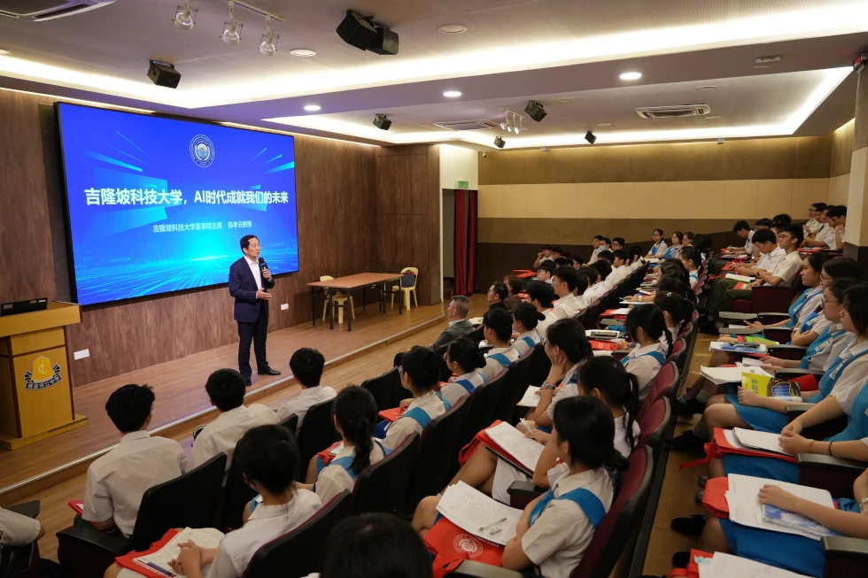 在槟城期间，陈孝云主席一行在槟州华人大会堂主席丹斯里陈坤海博士上校的陪同下参观了槟州华人大会堂、槟城阅书报社孙中山纪念馆等文化地标。陈孝云主席还受邀走进槟城钟灵独中，为莘莘学子带来《未来AI世界的发展》主题演讲。此外，吉隆坡科技大学与槟城技术发展中心（PSDC）正式签署合作培训人才协议。（图/文 关云瑞）