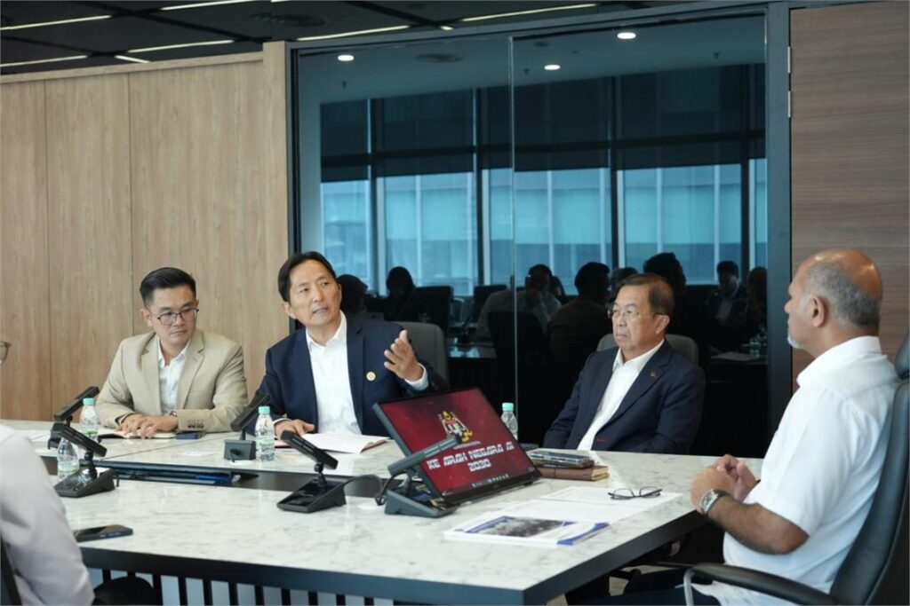 Prof. Chen Xiaoyun expressed his appreciation and introduced KLUST’s development journey, academic model, infrastructure, and international collaborations. He stated that KLUST will actively align with Malaysia’s national digital transformation strategy, leveraging its strengths in AI and digital technologies to develop public-oriented AI micro-courses and digital skills training platforms.
