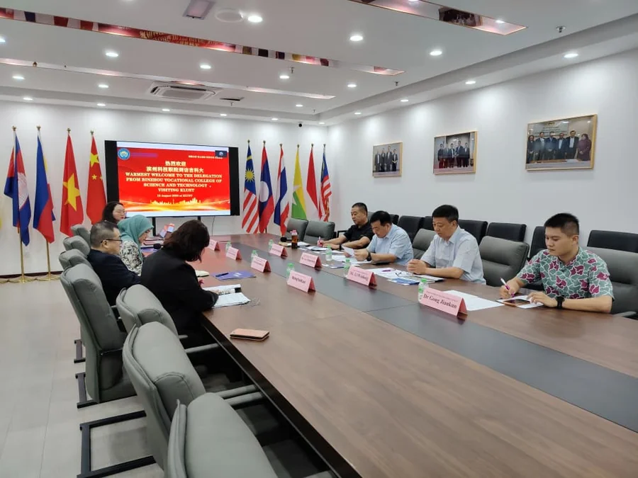 KLUST Welcomes Delegation from Binzhou Vocational College of Science and Technology