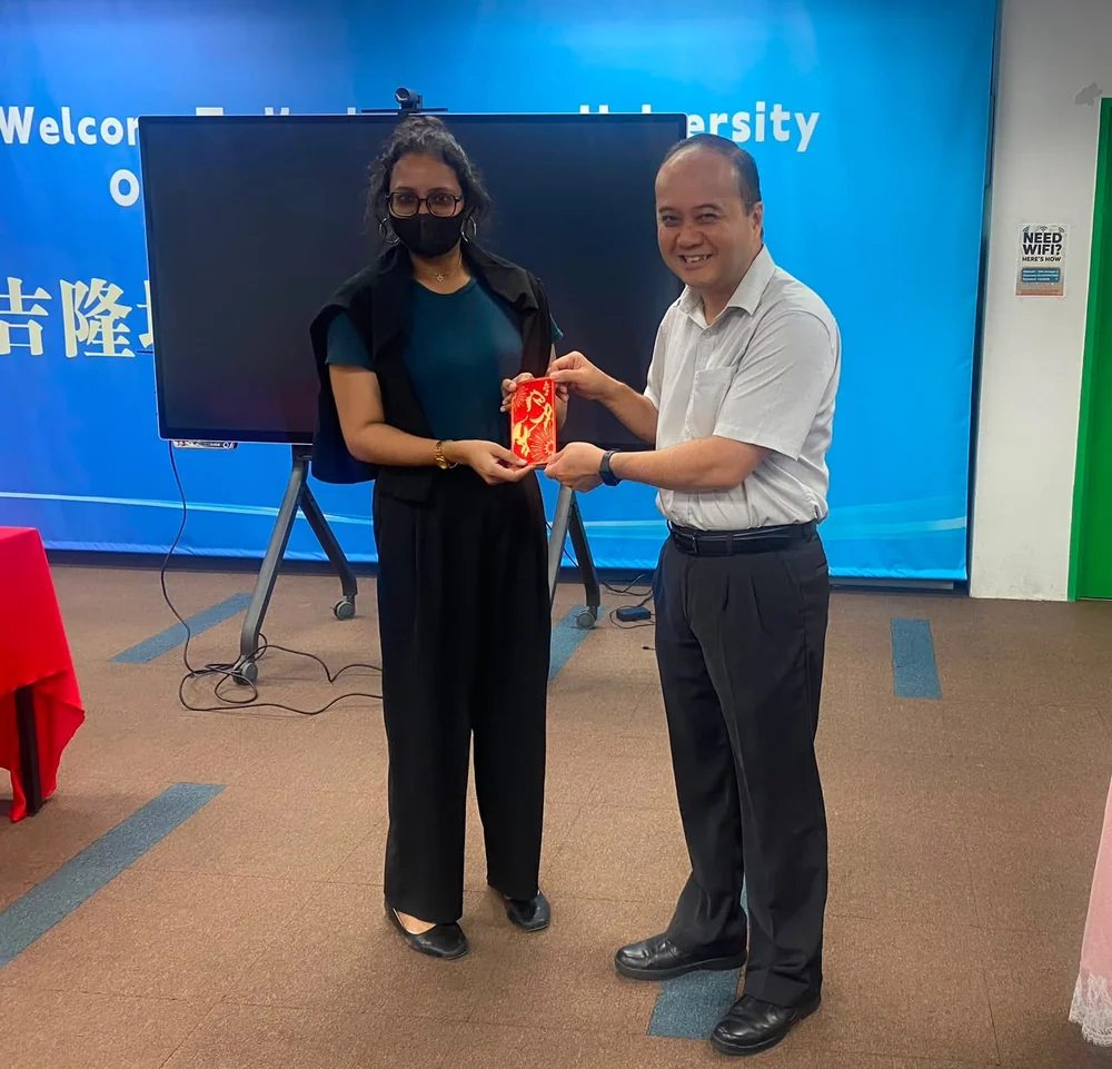 Round 6 winner Ms Arichanna Gopal receives a commemorative token from AP Dr Lim Hock Ann.