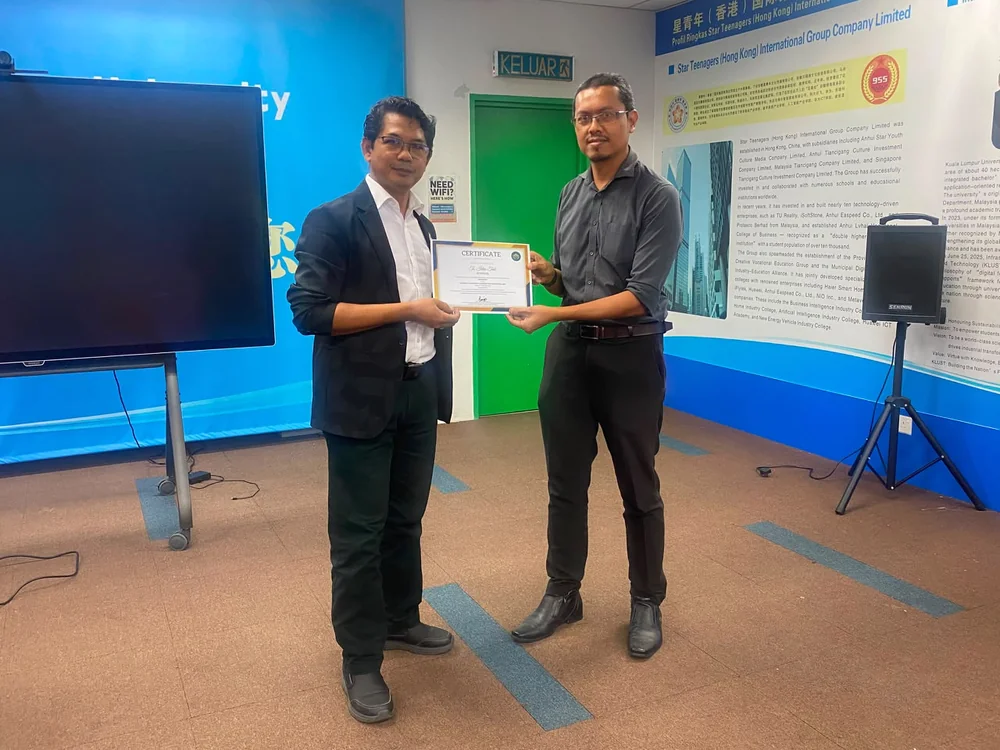 Ts. Idris Taib receives his certificate in recognition of his participation and contribution to the competition.