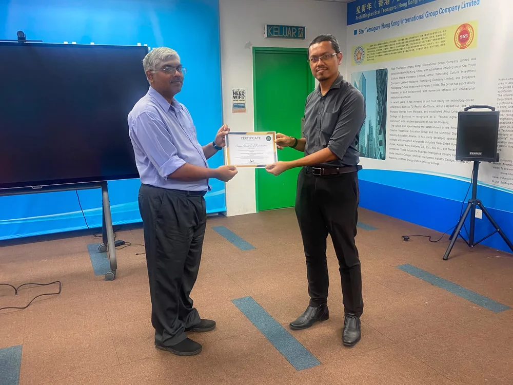 Mr Sanjay Kumar Ramachandran receives his certificate in appreciation of his presentation and professional sharing.