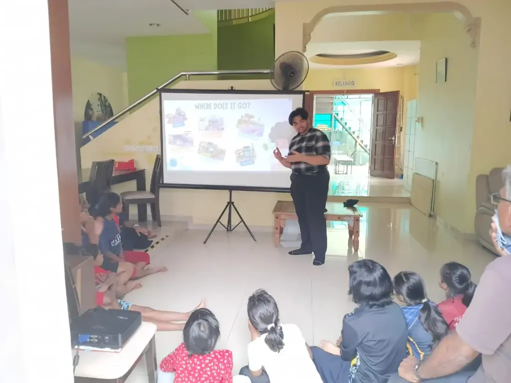 An engaging sustainability talk on “Reduce, Reuse and Recycle” was delivered by Mr Muhammad Hafiz Aiman Hassan, introducing the children to practical ways of caring for the environment. The children then participated in a hands-on plant replanting and flower-pot decorating activity, working alongside KLUST staff and student facilitators.