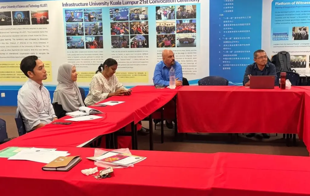 Judges and colleagues engage with the Round 7 presentations.
